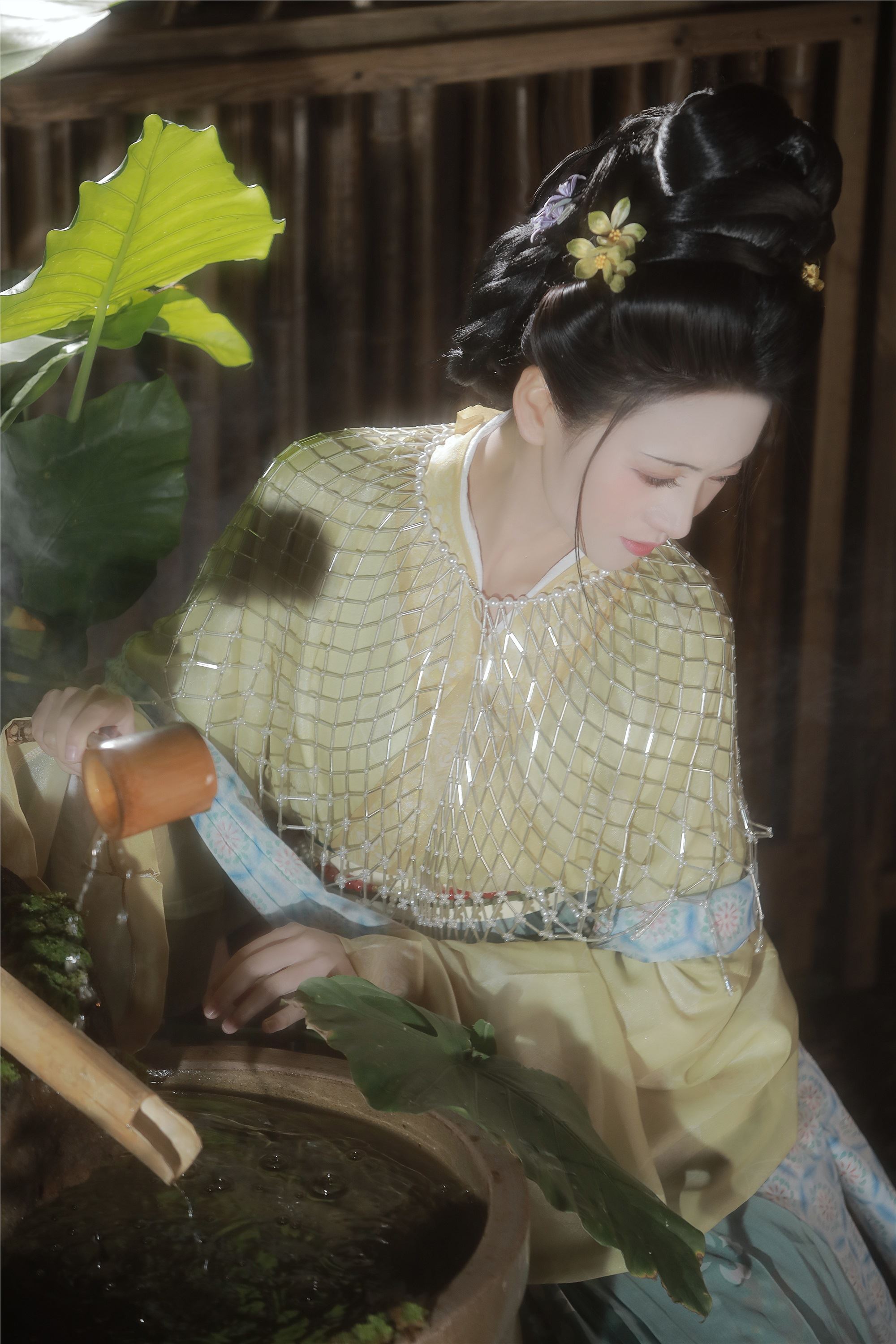 YITUYU艺图语 2025.02.06 眉目自成诗三百，鬓如春风裁 一固美撇捺